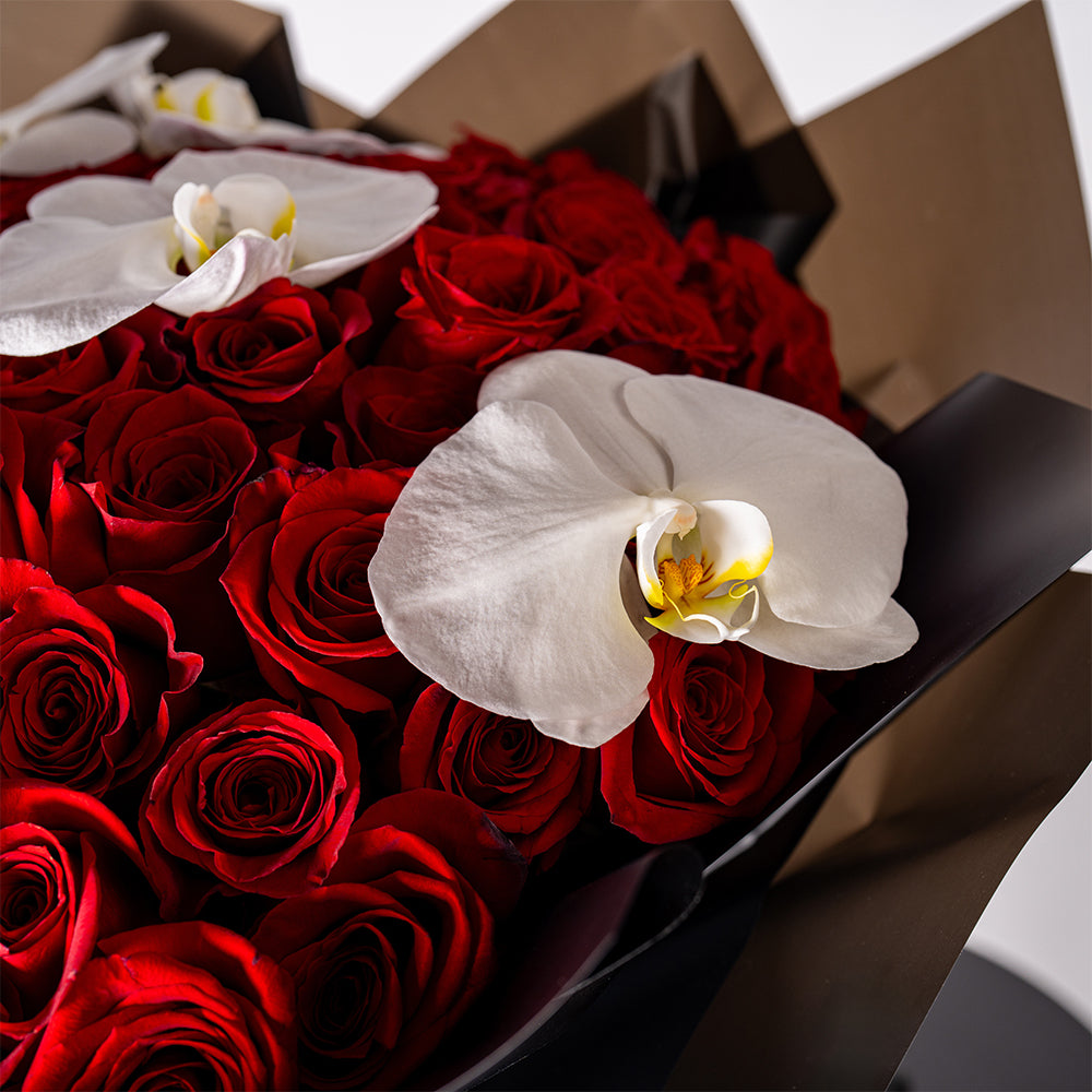 100-roses-&-orchid-bouquet-940-aed-2